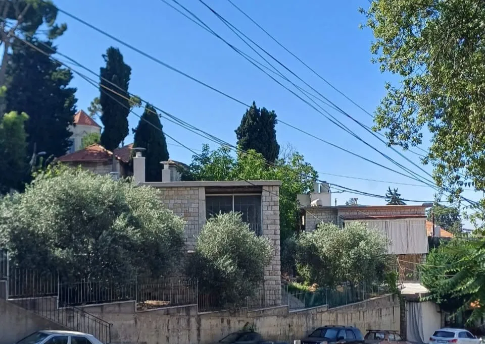 Land with Traditional House For Sale in Prime Location in Bikfaya — الصورة 3