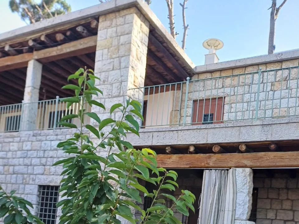 Land with Traditional House For Sale in Prime Location in Bikfaya — الصورة 4