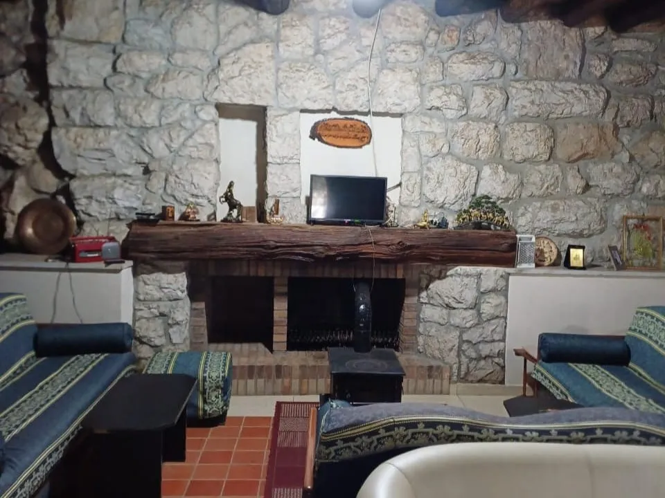 Land with Traditional House For Sale in Prime Location in Bikfaya — الصورة 7