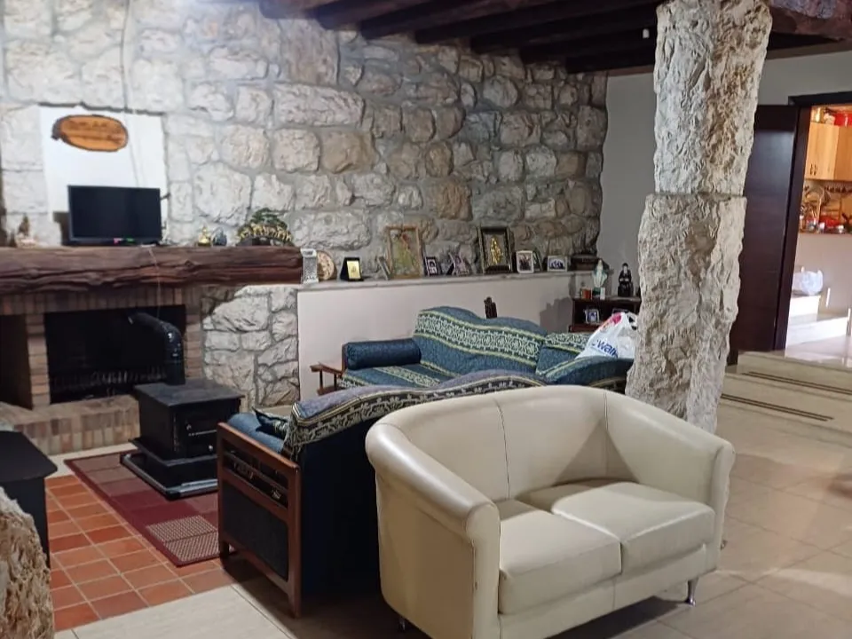 Land with Traditional House For Sale in Prime Location in Bikfaya — الصورة 8