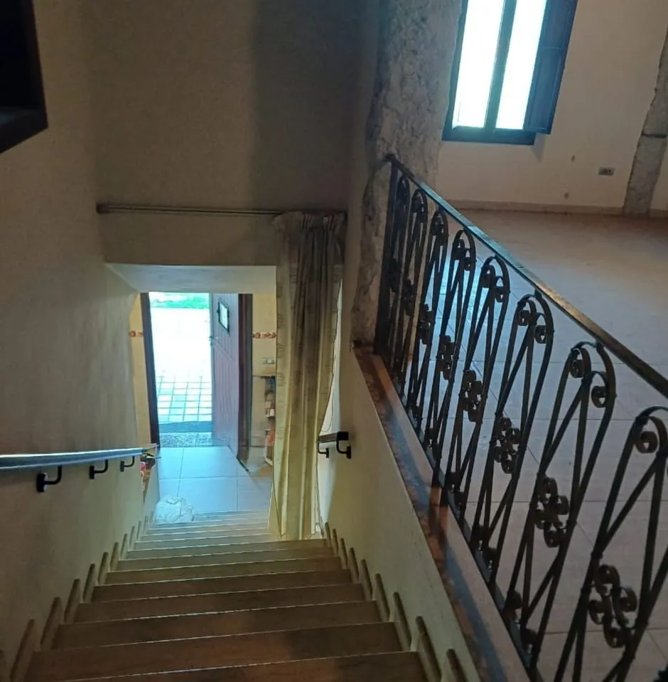 Land with Traditional House For Sale in Prime Location in Bikfaya — الصورة 9