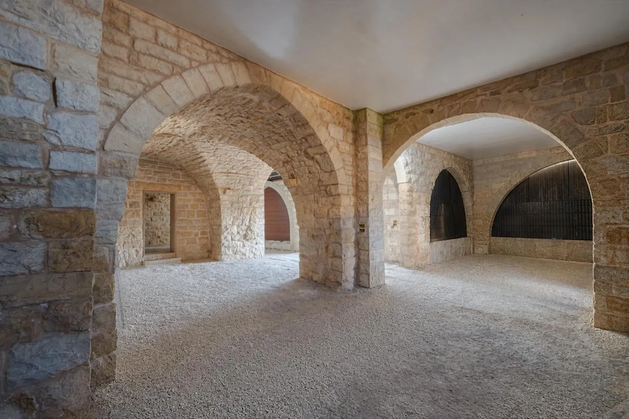 Traditional Building With Panoramic View For Sale in Bsous — الصورة 9