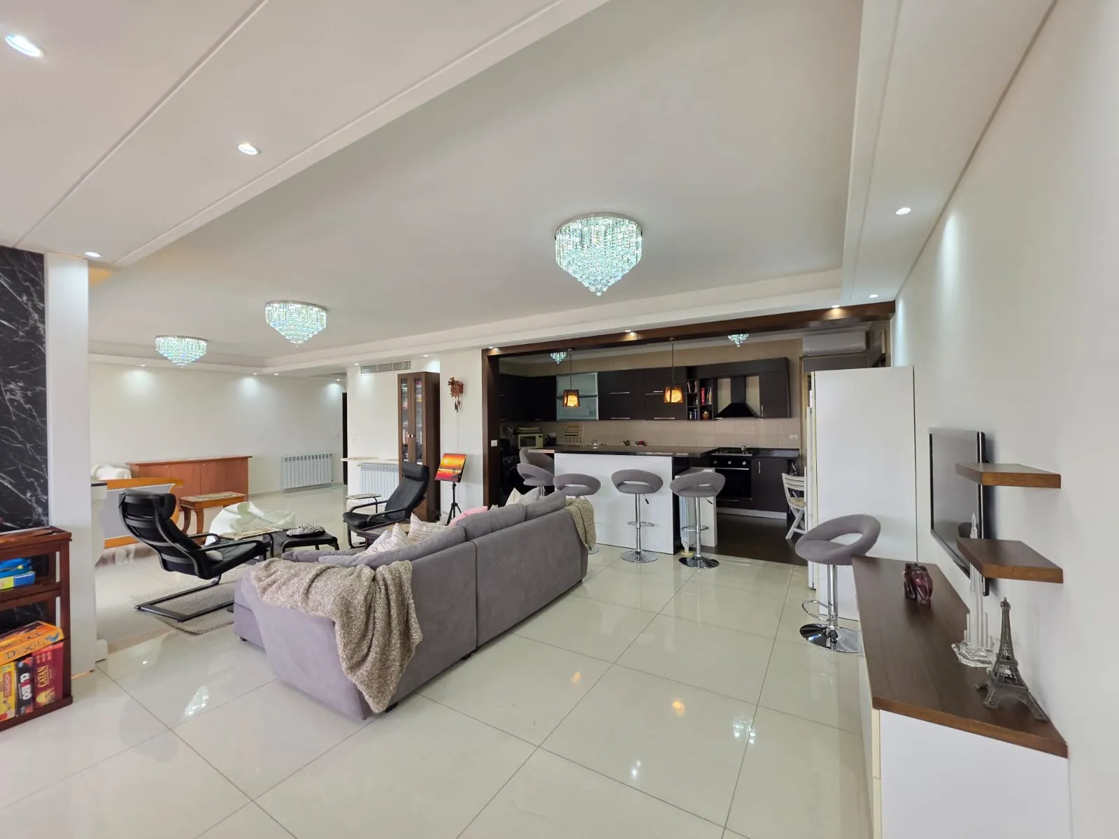 Luxurious Furnished Modern Apartment With Open View For Rent in Hazmieh — الصورة 2