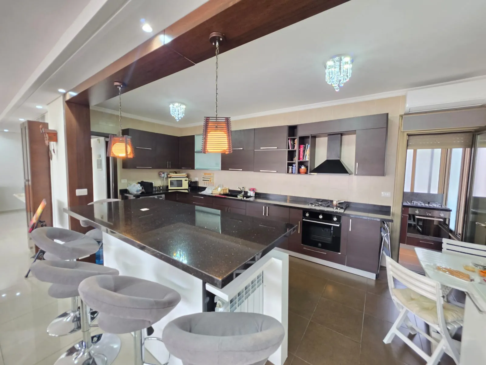 Luxurious Furnished Modern Apartment With Open View For Rent in Hazmieh — الصورة 3