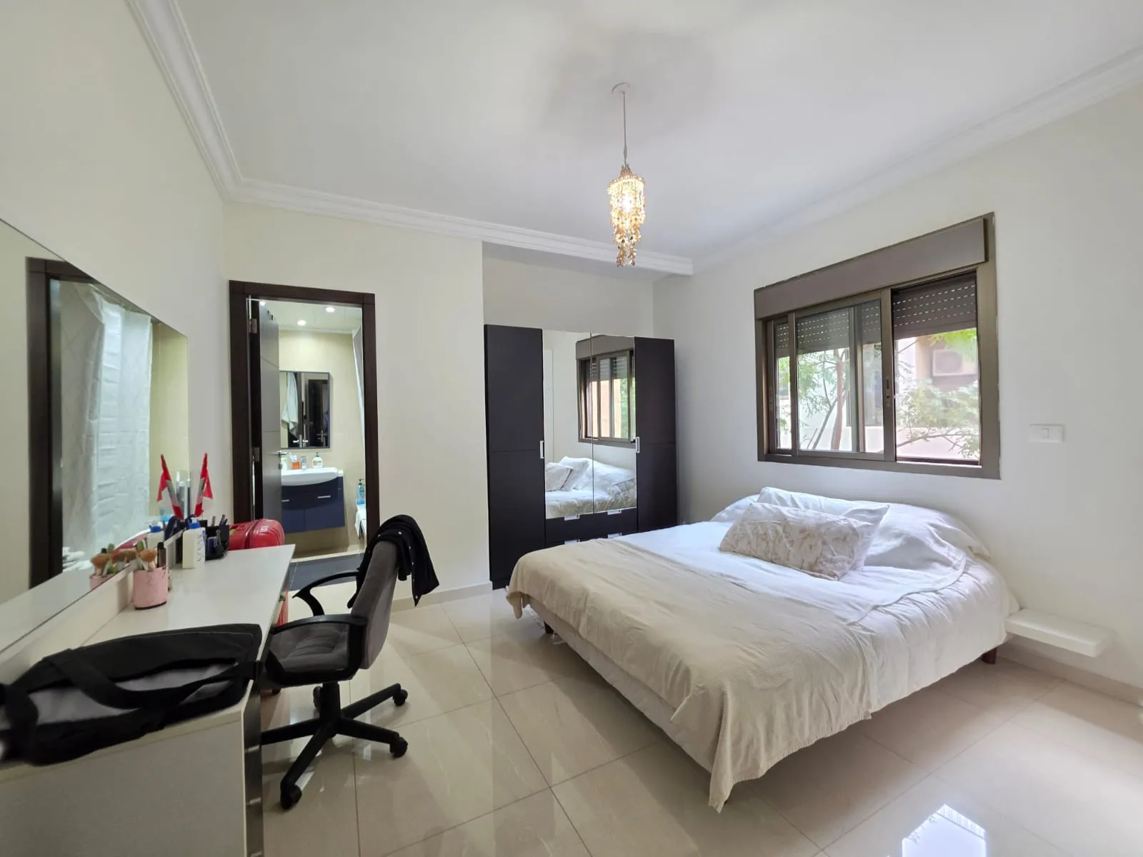 Luxurious Furnished Modern Apartment With Open View For Rent in Hazmieh — الصورة 8