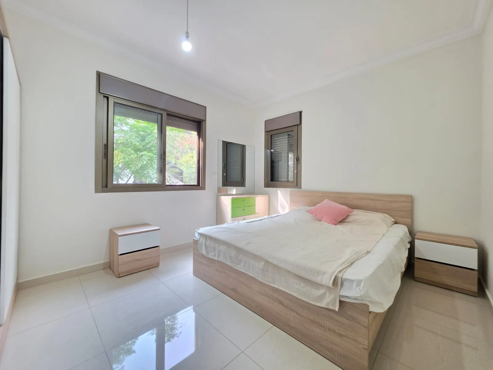 Luxurious Furnished Modern Apartment With Open View For Rent in Hazmieh — الصورة 9