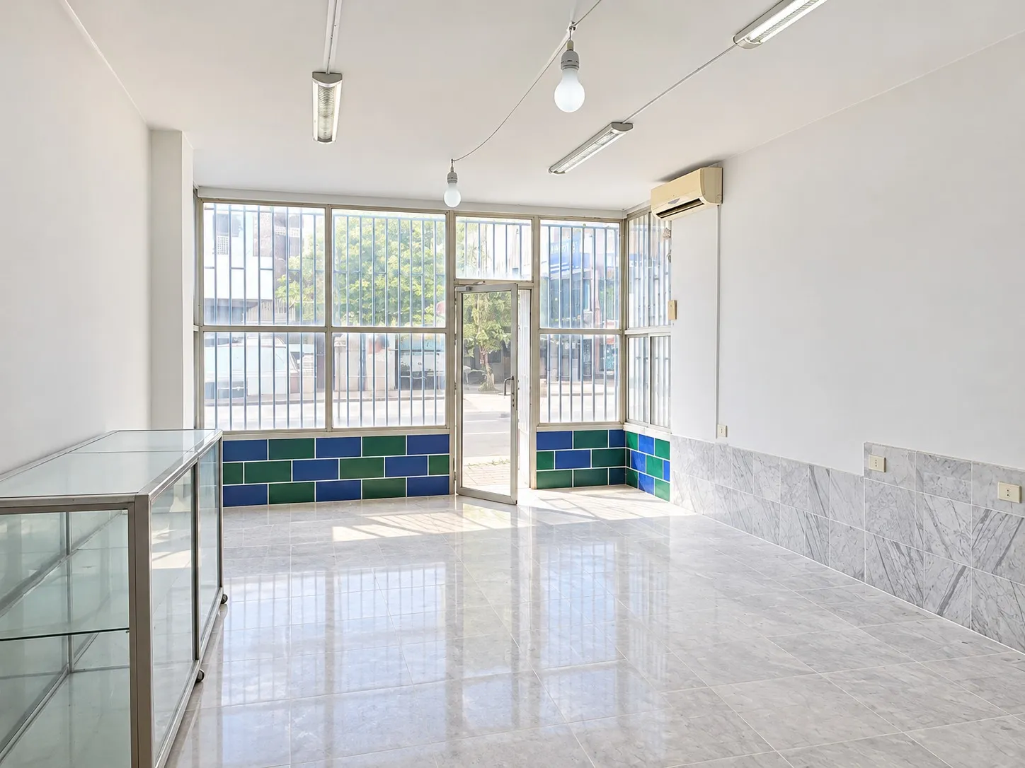 A 115 SQM Shop For Rent in Hazmieh — الصورة 3