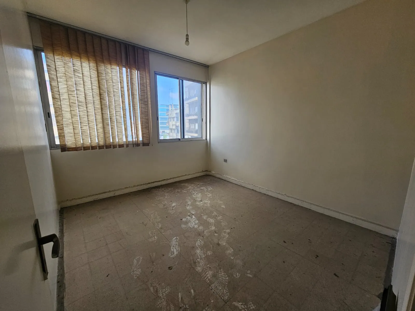 Office For Rent in a Prime Location on Dora Main Street — الصورة 3