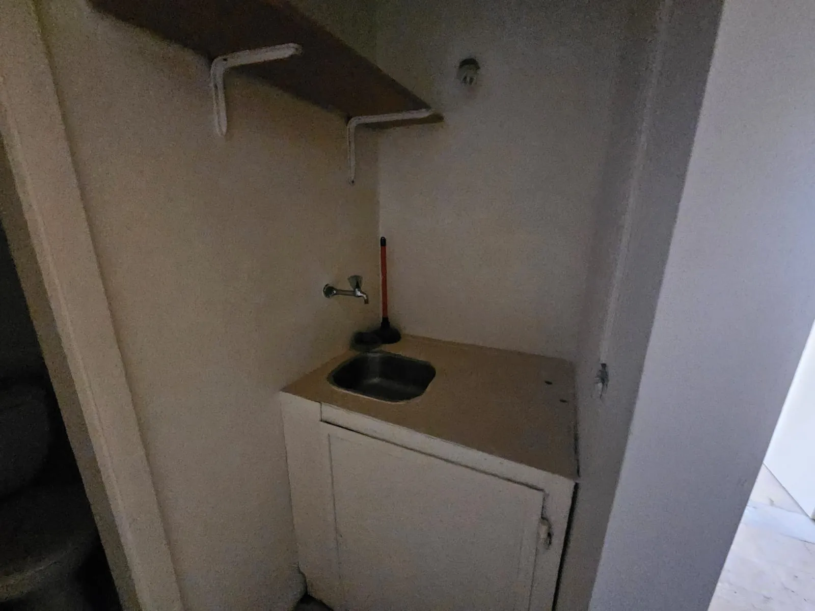 Office For Rent in a Prime Location on Dora Main Street — الصورة 5