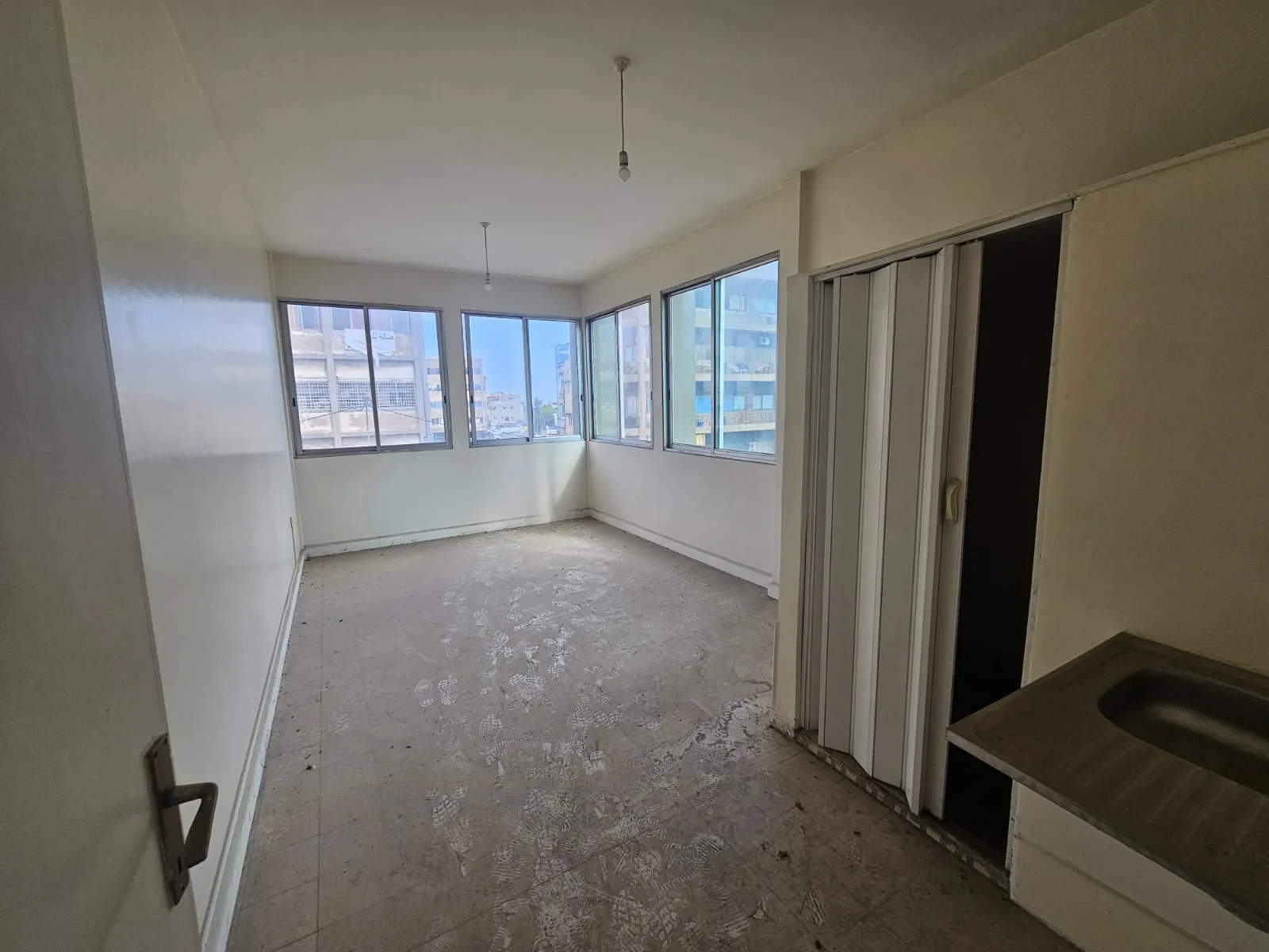 Office For Rent in a Prime Location on Dora Main Street — الصورة 3