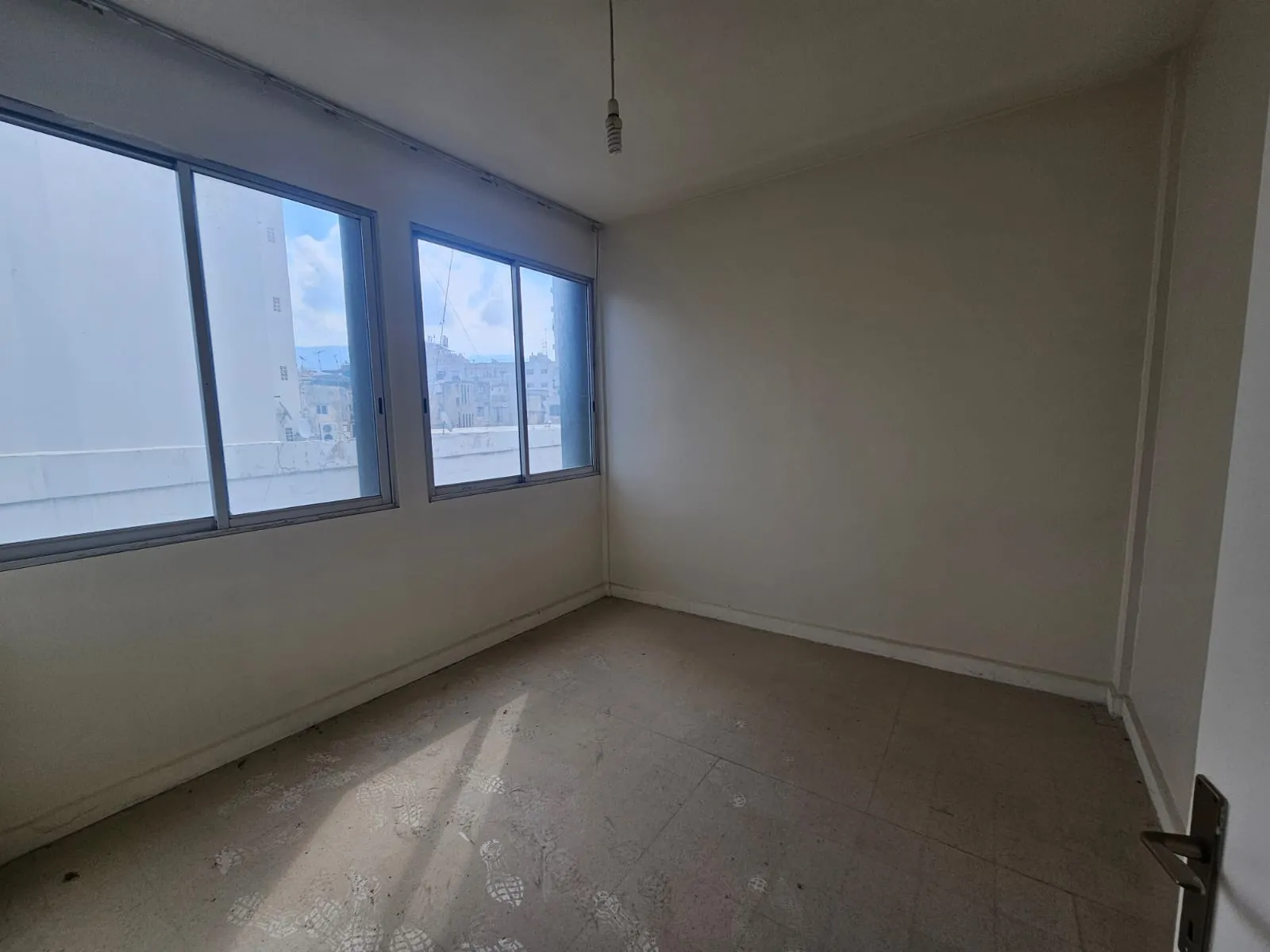 Office For Rent in a Prime Location on Dora Main Street — الصورة 4