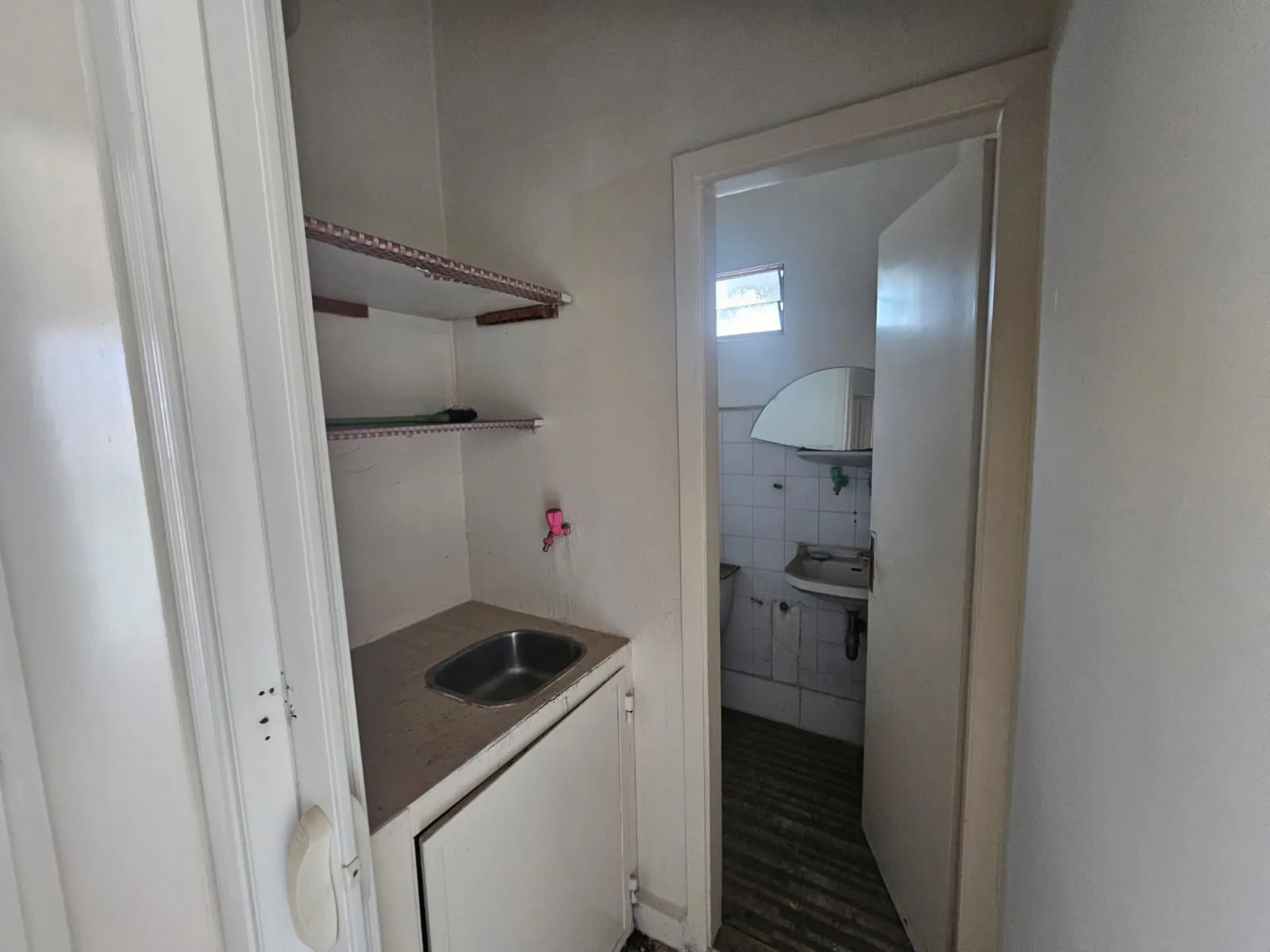 Office For Rent in a Prime Location on Dora Main Street — الصورة 5