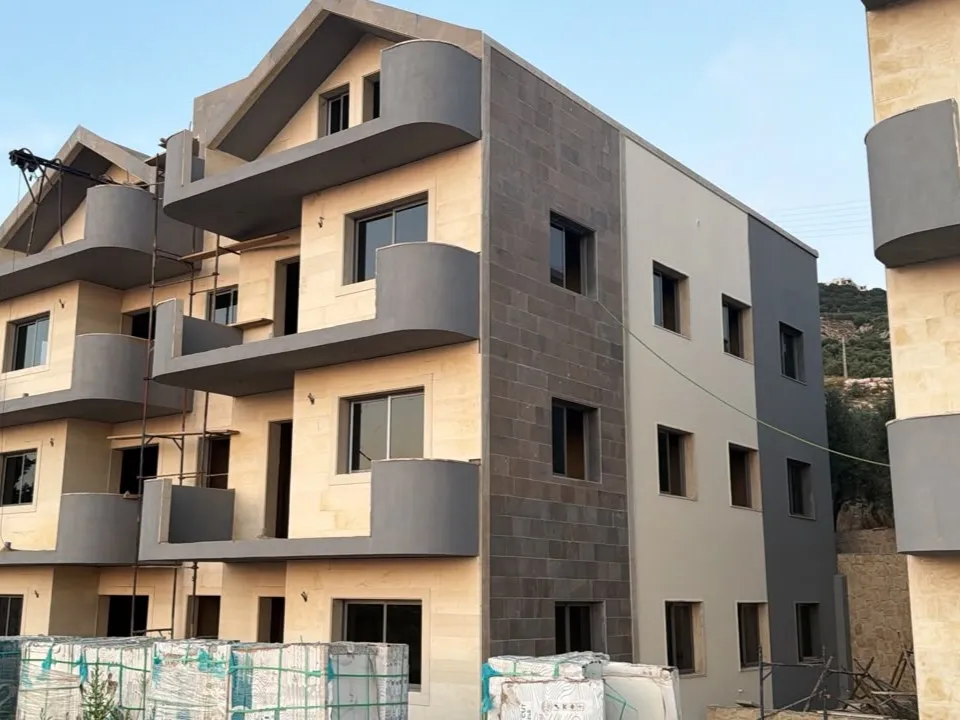 Brand New Apartment With Garden For Sale in Kfarsaroun, Koura — الصورة 2