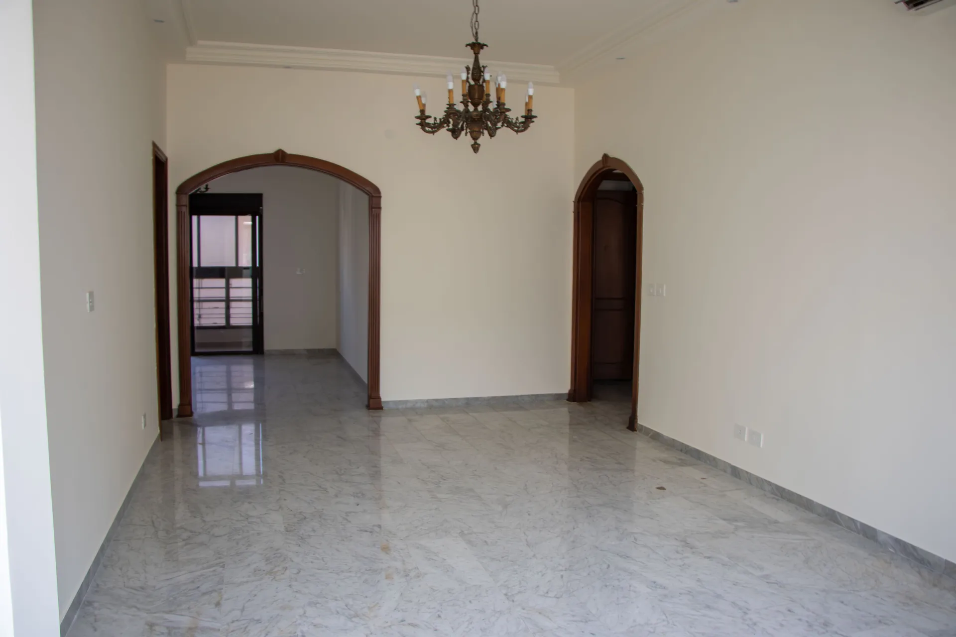 Renovated 3-Bedroom Apartment For Rent in Hamra, Ras Beirut — الصورة 2