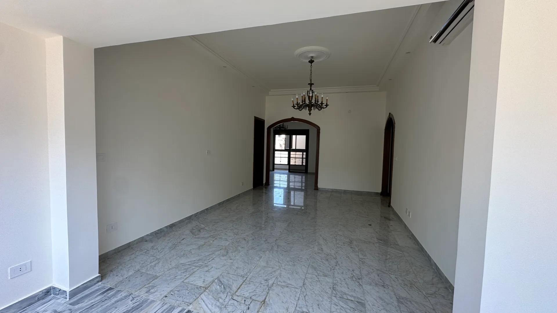 Renovated 3-Bedroom Apartment For Rent in Hamra, Ras Beirut — الصورة 3