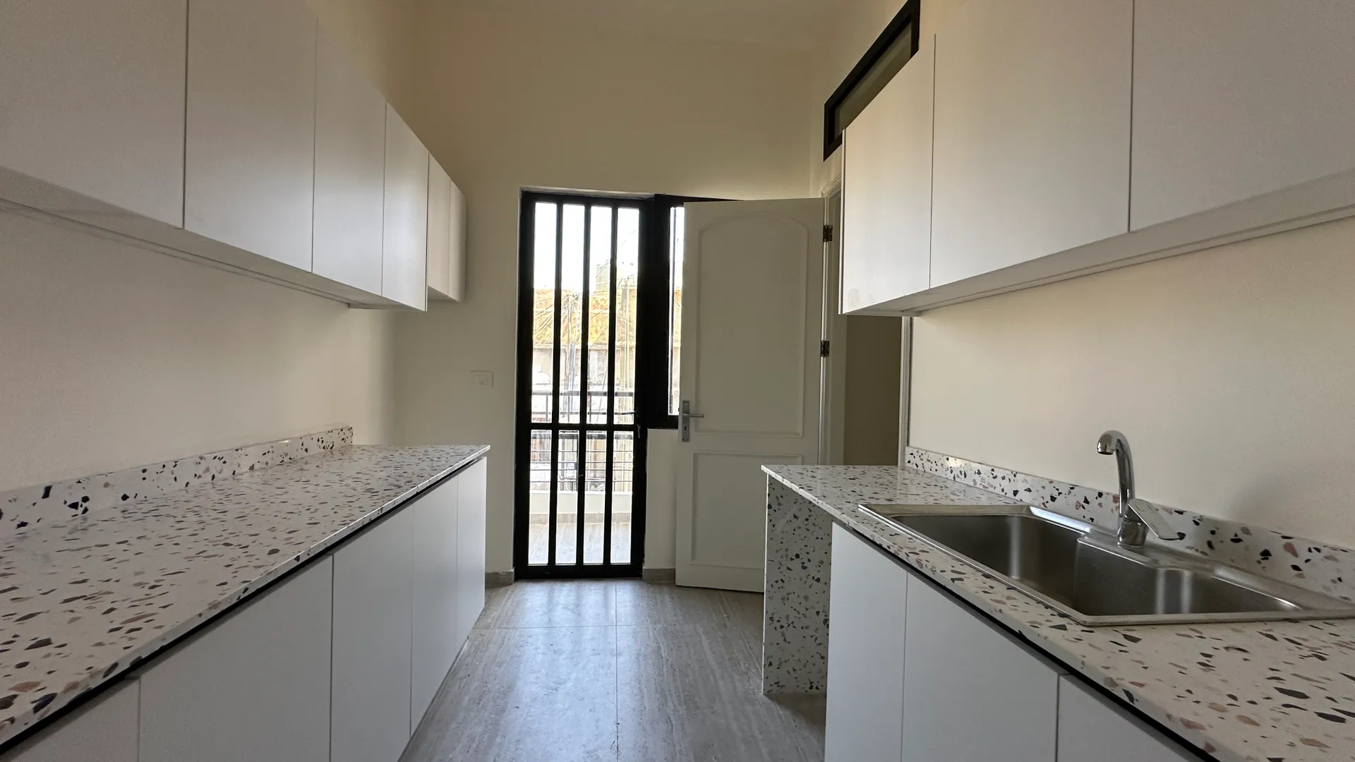 Renovated 3-Bedroom Apartment For Rent in Hamra, Ras Beirut — الصورة 5