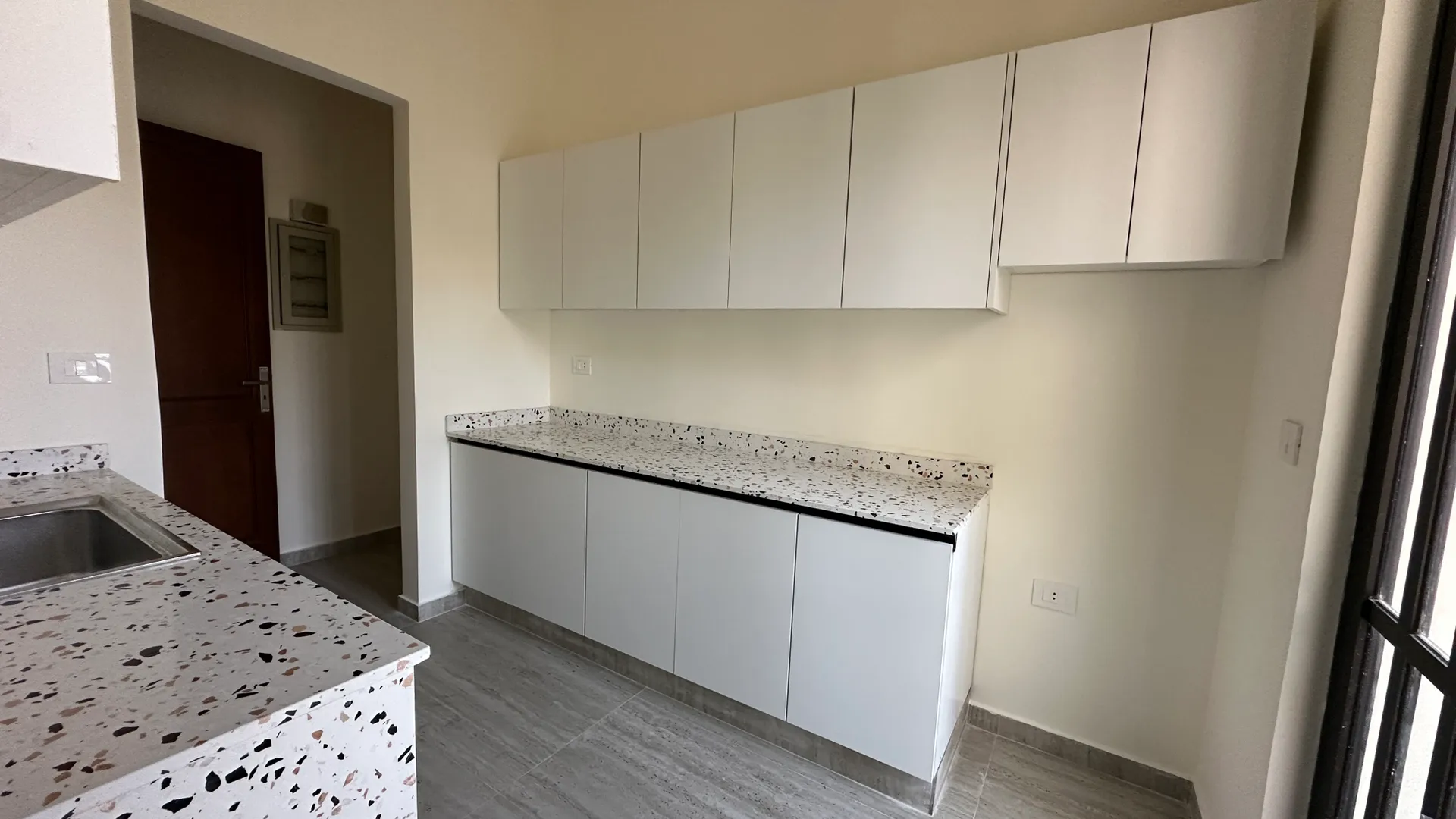 Renovated 3-Bedroom Apartment For Rent in Hamra, Ras Beirut — الصورة 7