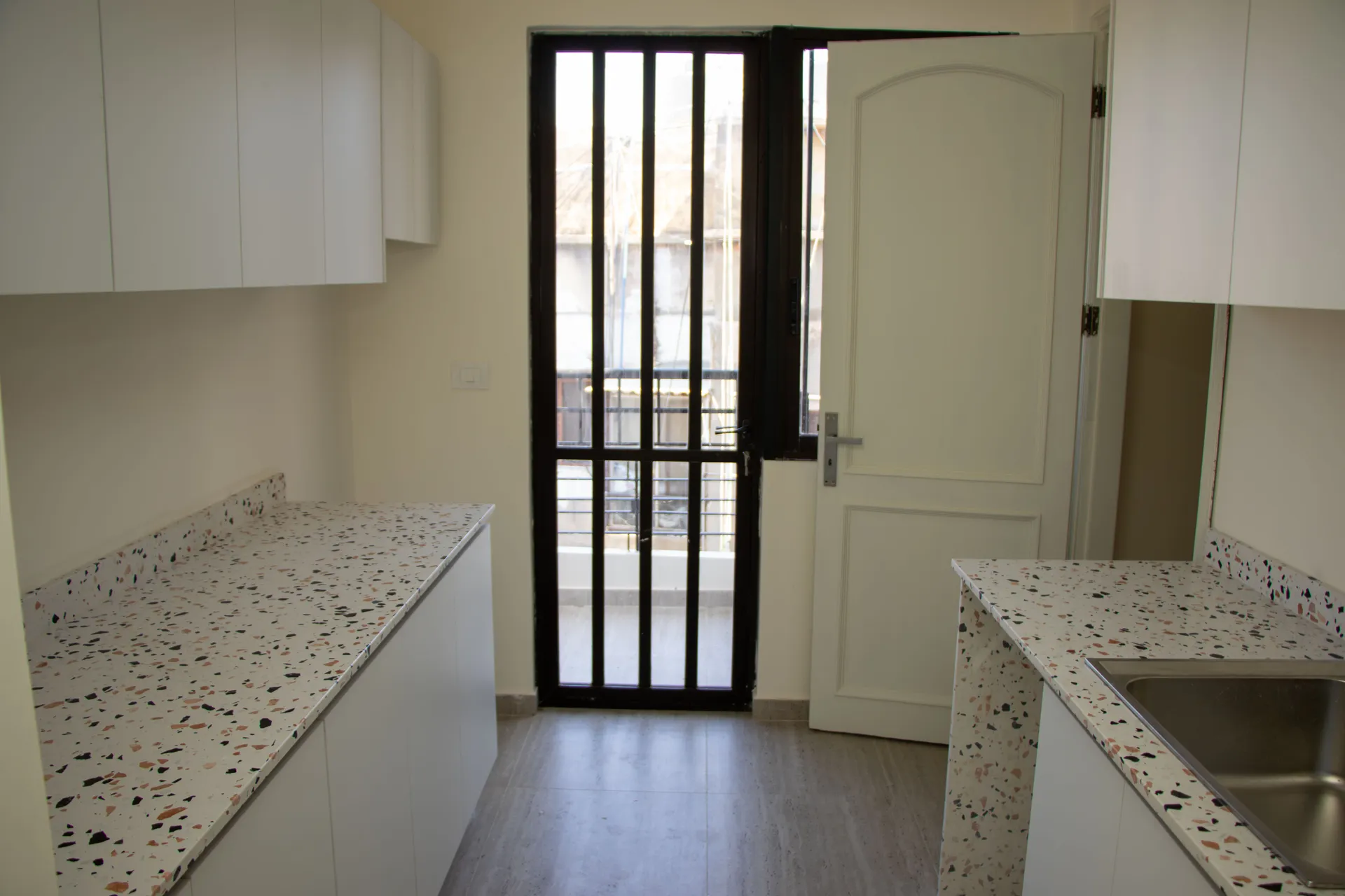 Renovated 3-Bedroom Apartment For Rent in Hamra, Ras Beirut — الصورة 8