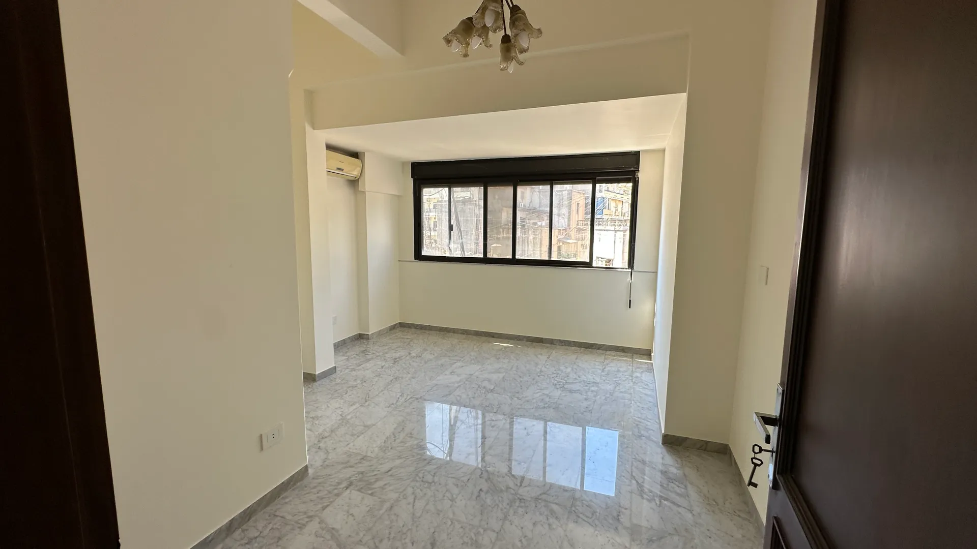 Renovated 3-Bedroom Apartment For Rent in Hamra, Ras Beirut — الصورة 9