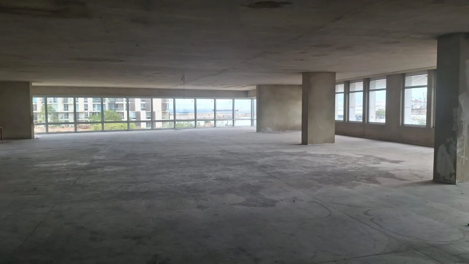 Grand Core & Shell Office with Sea View For Rent in Down Town — الصورة 1