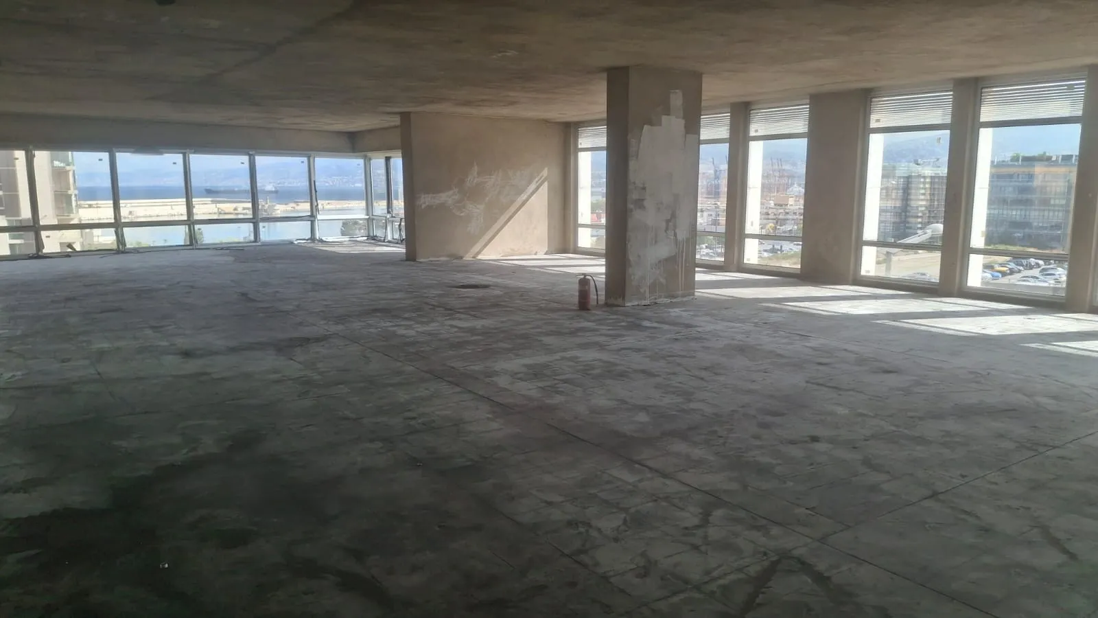 Grand Core & Shell Office with Sea View For Rent in Down Town — الصورة 1