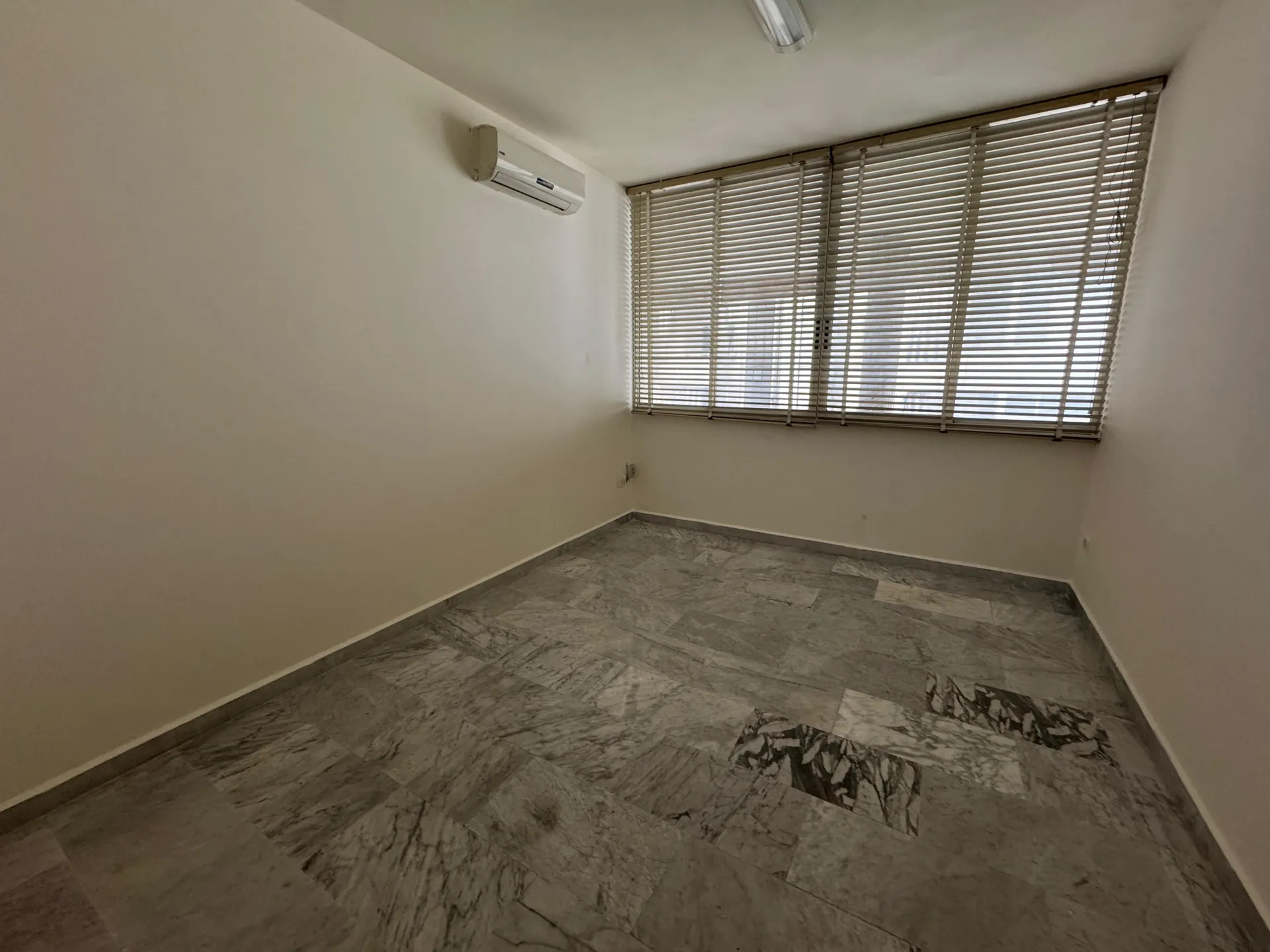 90 SQM Office For Sale in Hamra, Ras Beirut — الصورة 2