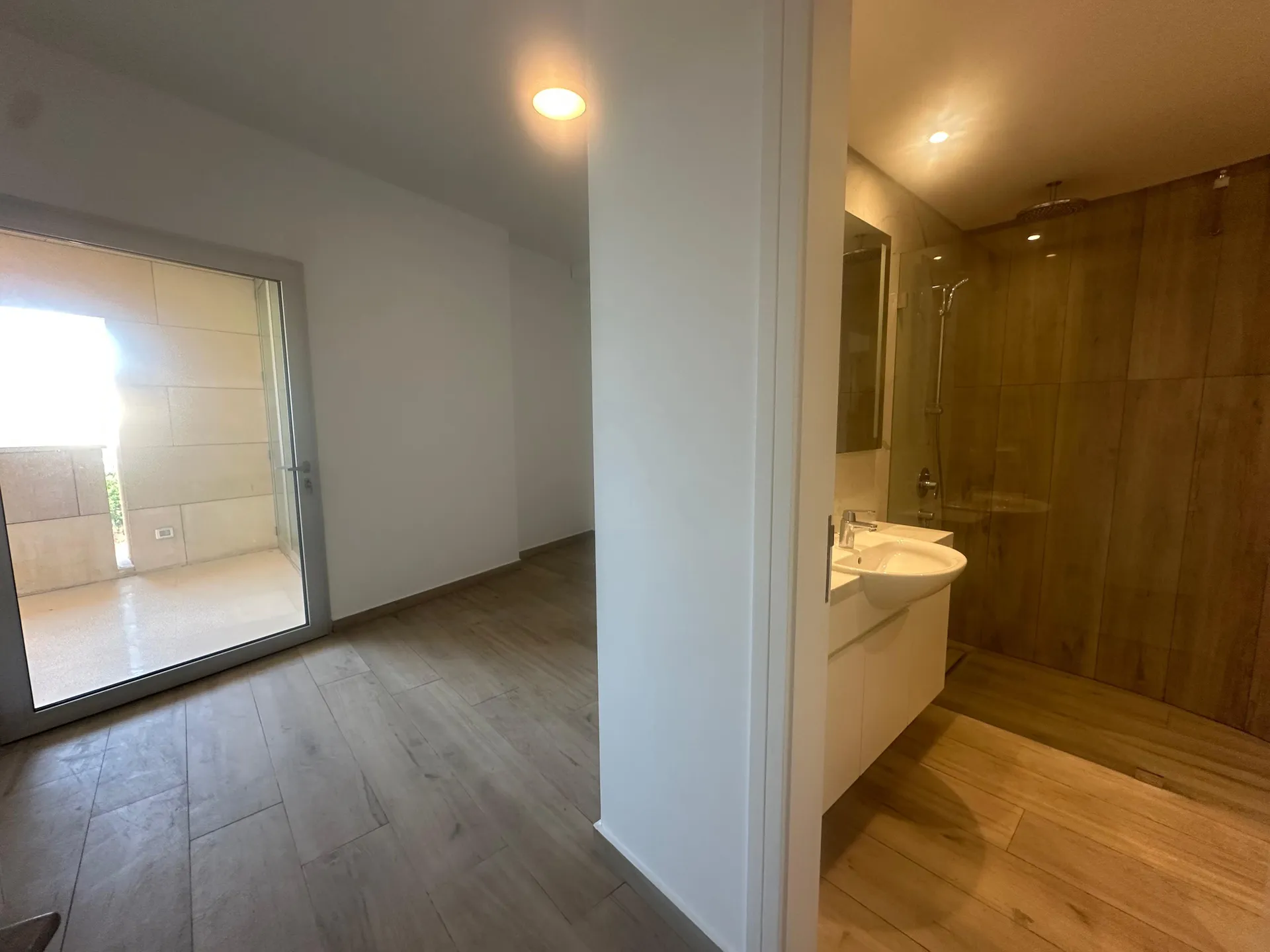 High-End 2-Bedroom Apartment For Rent in Down Town — photo 4