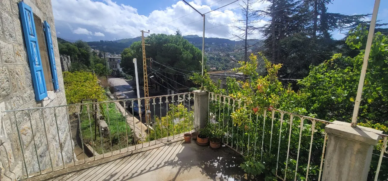 Traditional Old House With Spacious Garden For Sale in Ghbale, Kesrouane — الصورة 10