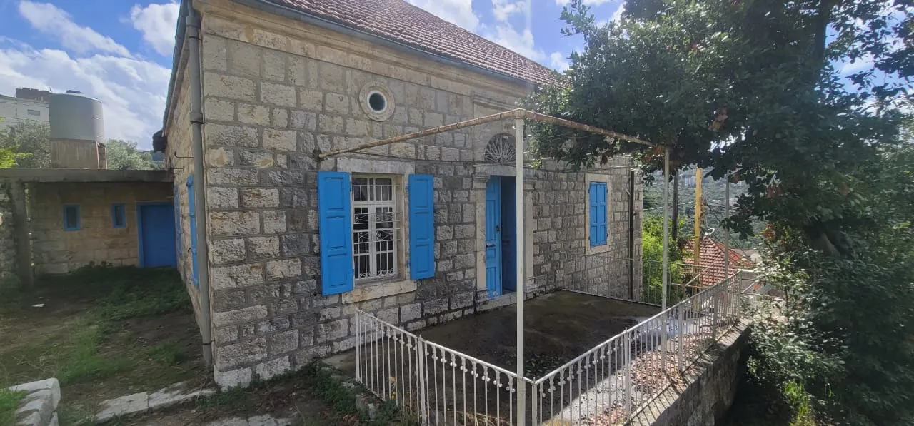 Traditional Old House With Spacious Garden For Sale in Ghbale, Kesrouane — الصورة 3