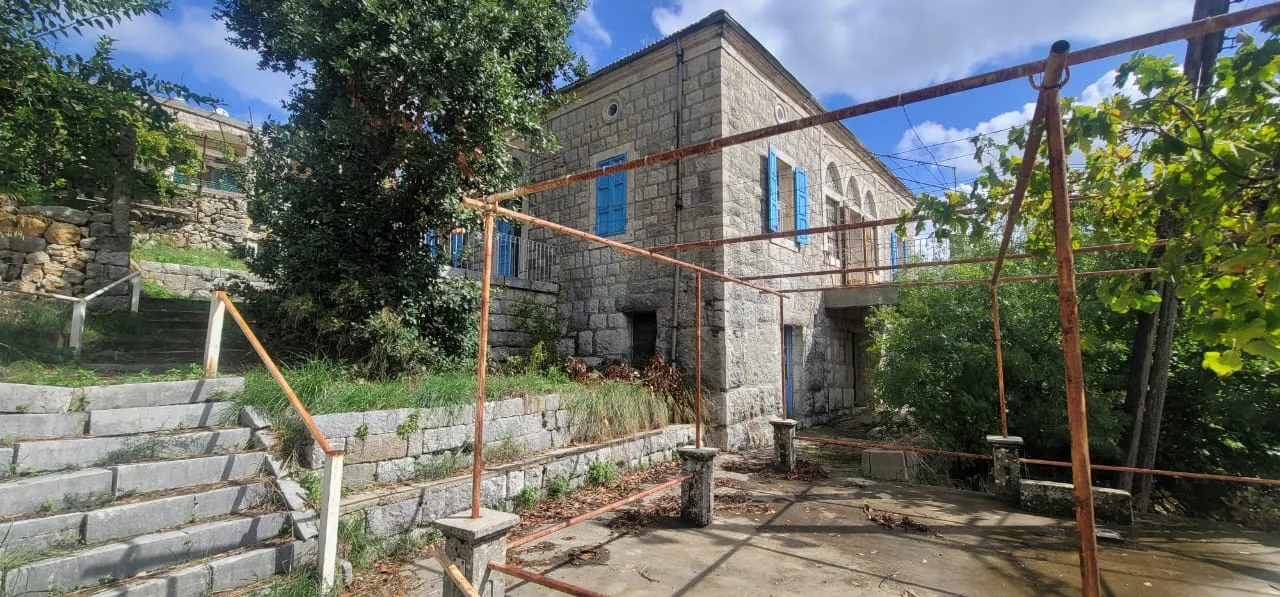 Traditional Old House With Spacious Garden For Sale in Ghbale, Kesrouane — الصورة 4