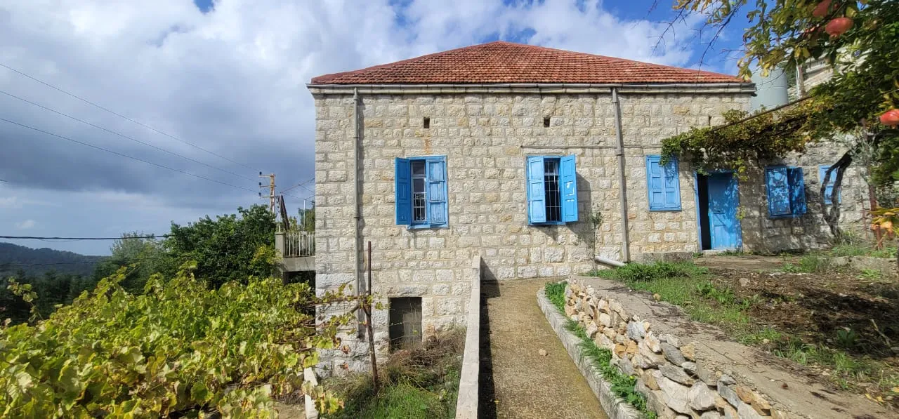 Traditional Old House With Spacious Garden For Sale in Ghbale, Kesrouane — الصورة 5