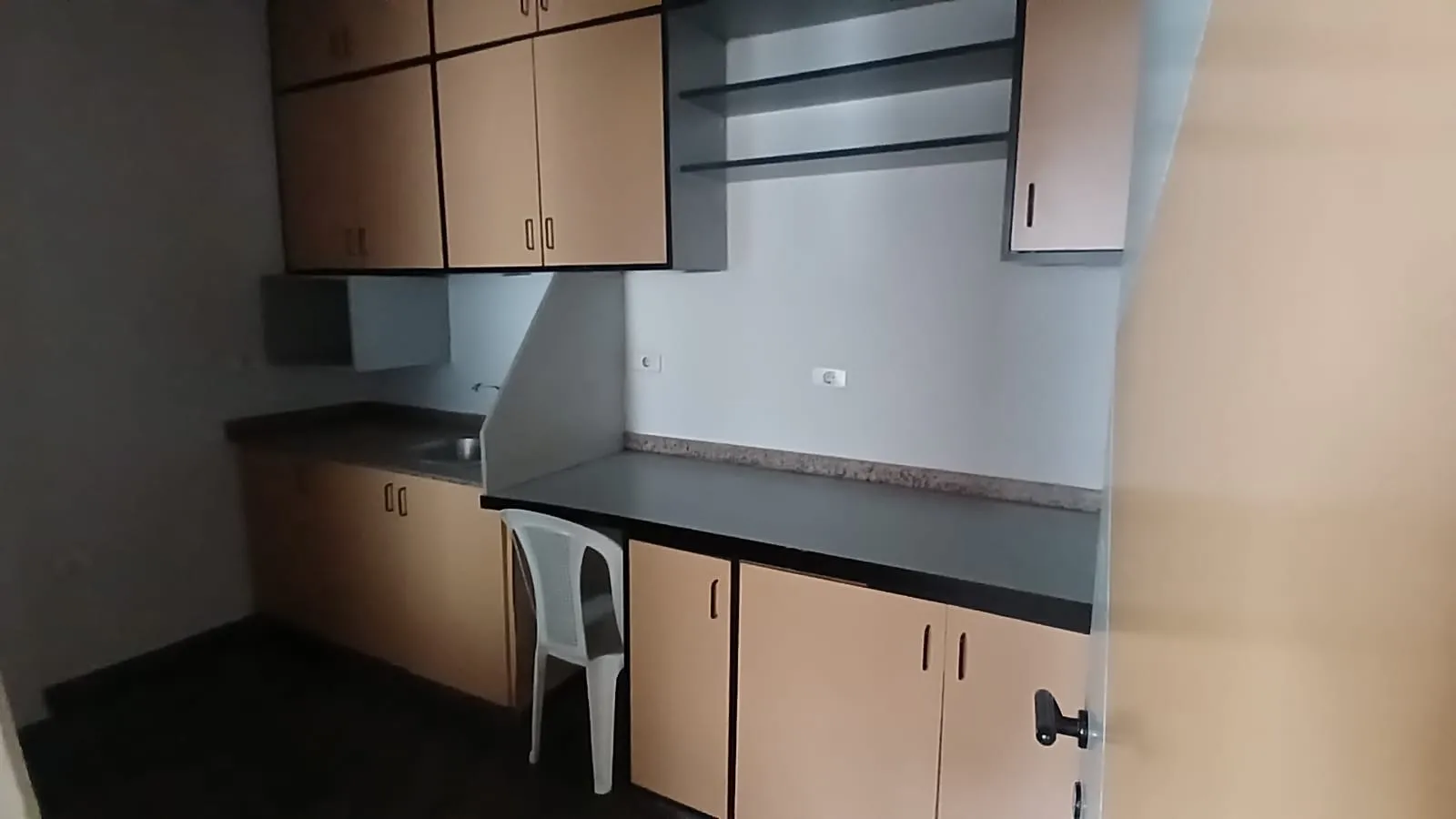 65 SQM Furnished Office For Rent in Zalka — الصورة 4