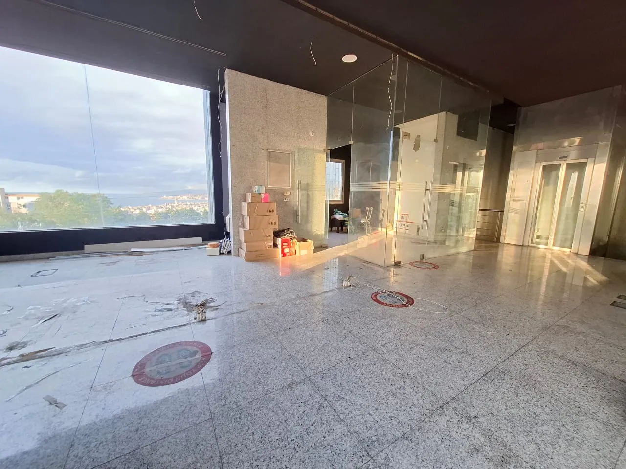 350 SQM Triplex Shop With Terrace & Garden For Rent in Zouk Mosbeh — الصورة 4