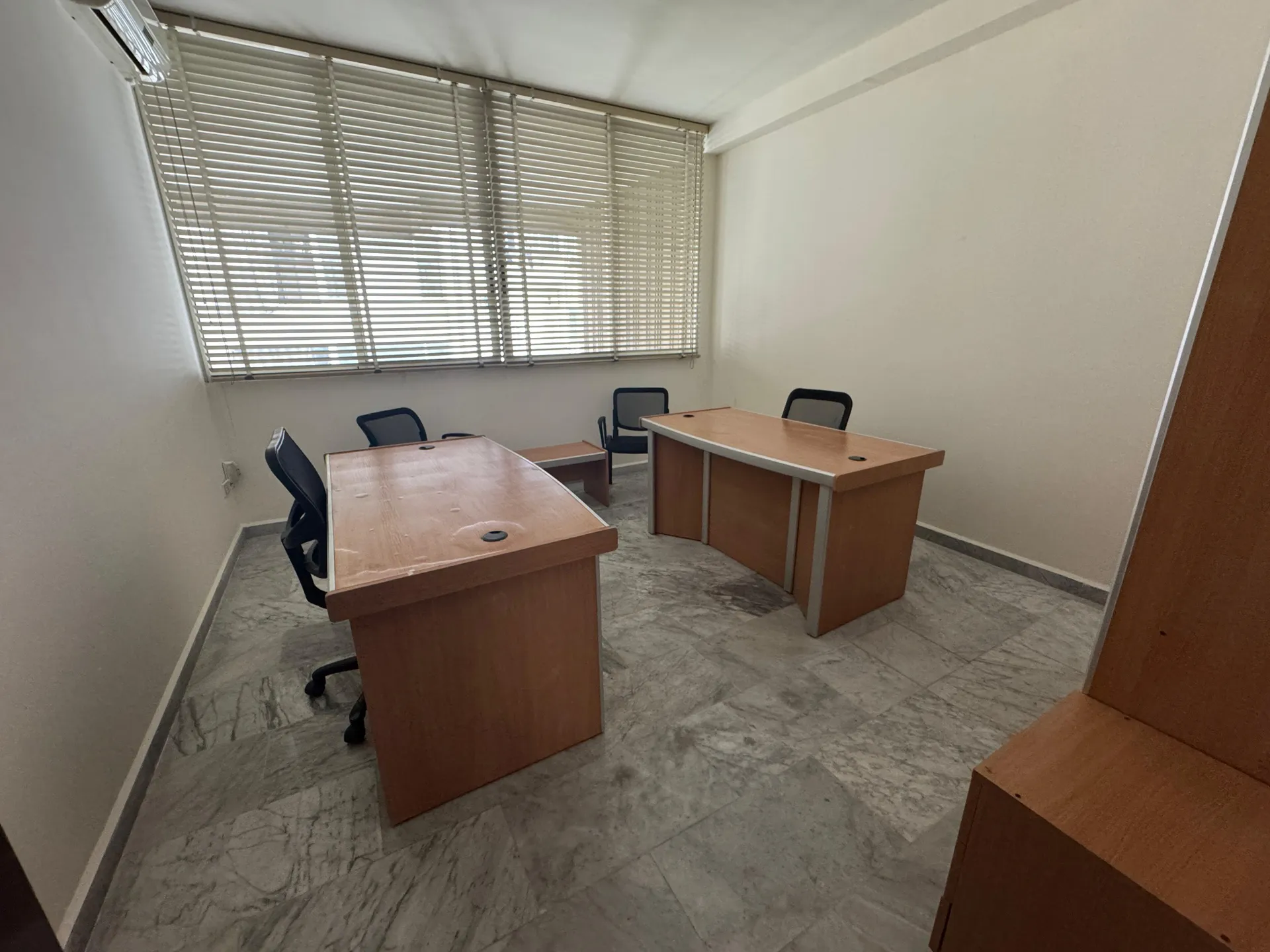 90 SQM Office For Rent in Hamra, Ras Beirut — الصورة 3