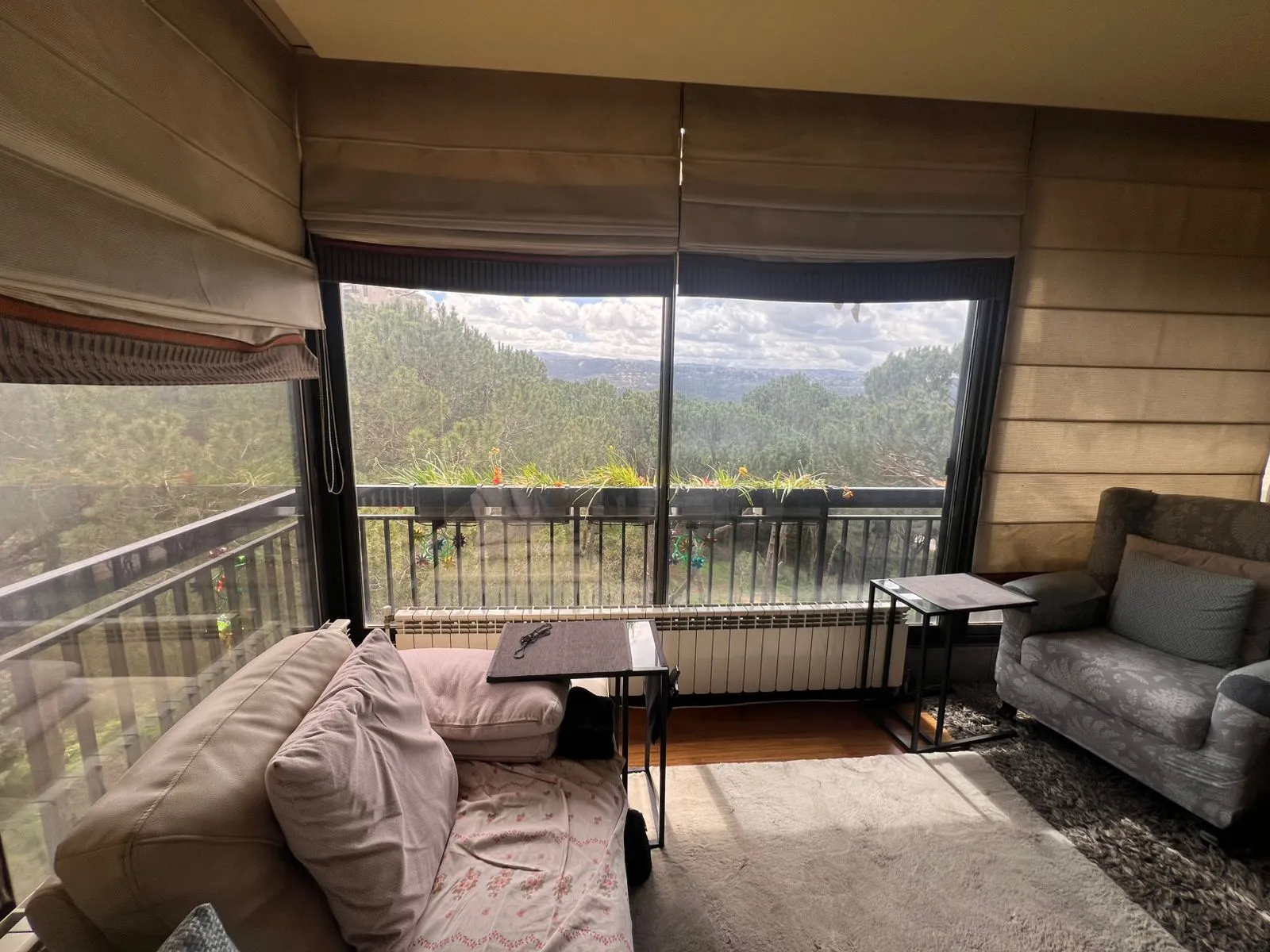 Fully Decorated Apartment For Sale in Calm Area in Baabdat — الصورة 4