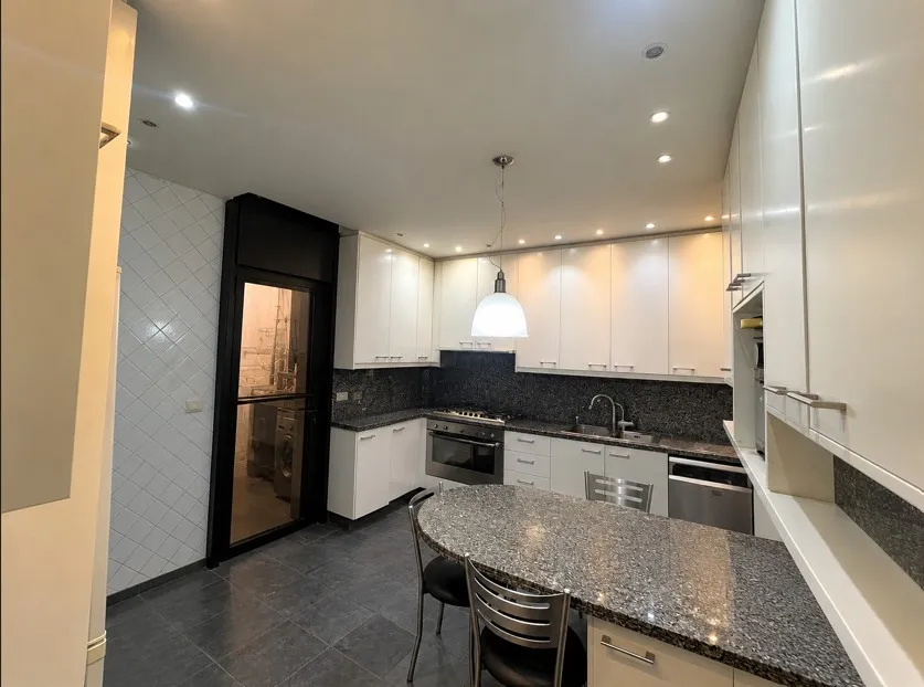 Fully Decorated Apartment For Sale in Calm Area in Baabdat — الصورة 6