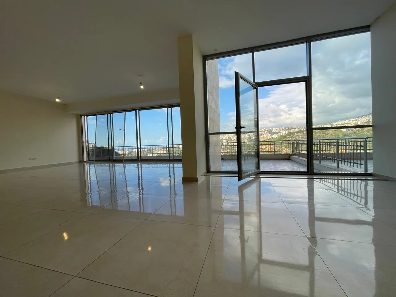 Unfurnished Apartment With Terrace For Rent in Fiyadiye, Baabda — الصورة 2