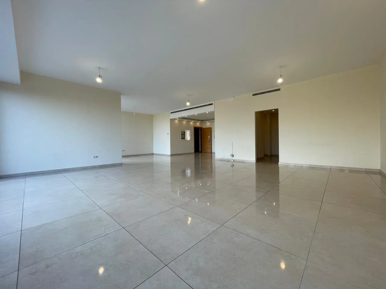 Unfurnished Apartment With Terrace For Rent in Fiyadiye, Baabda — الصورة 3