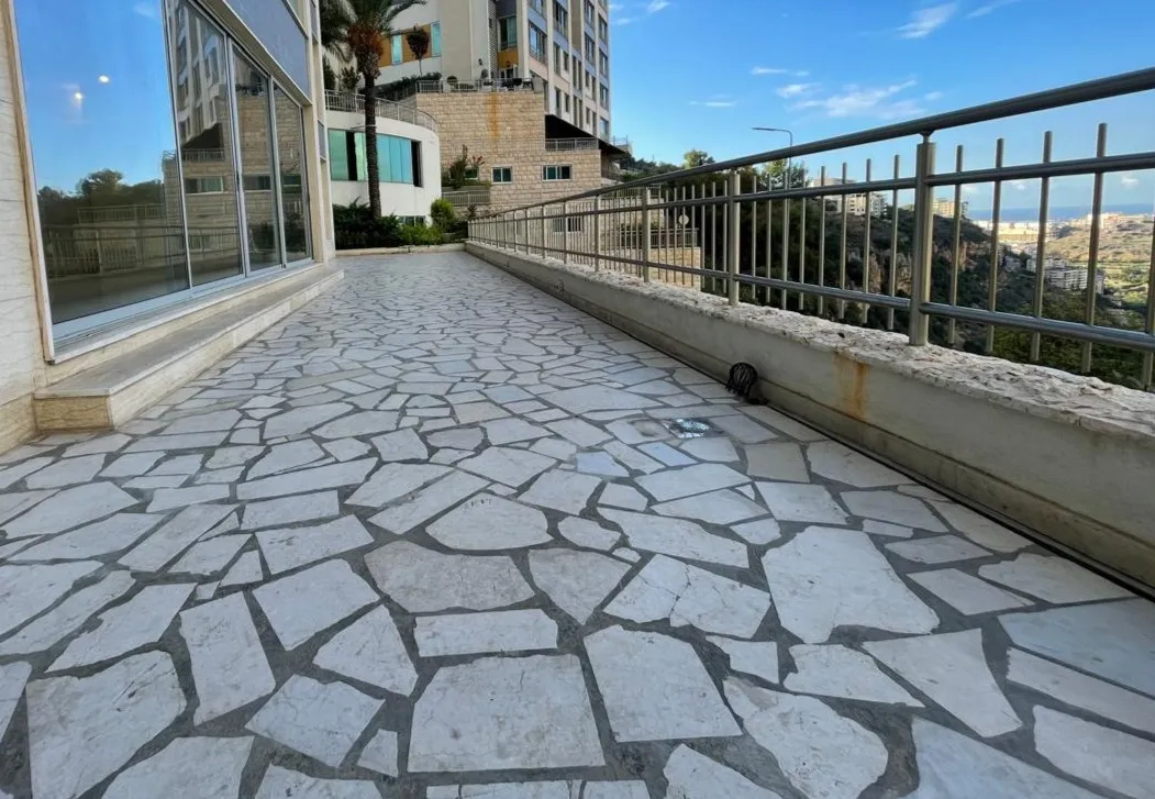 Unfurnished Apartment With Terrace For Rent in Fiyadiye, Baabda — الصورة 4