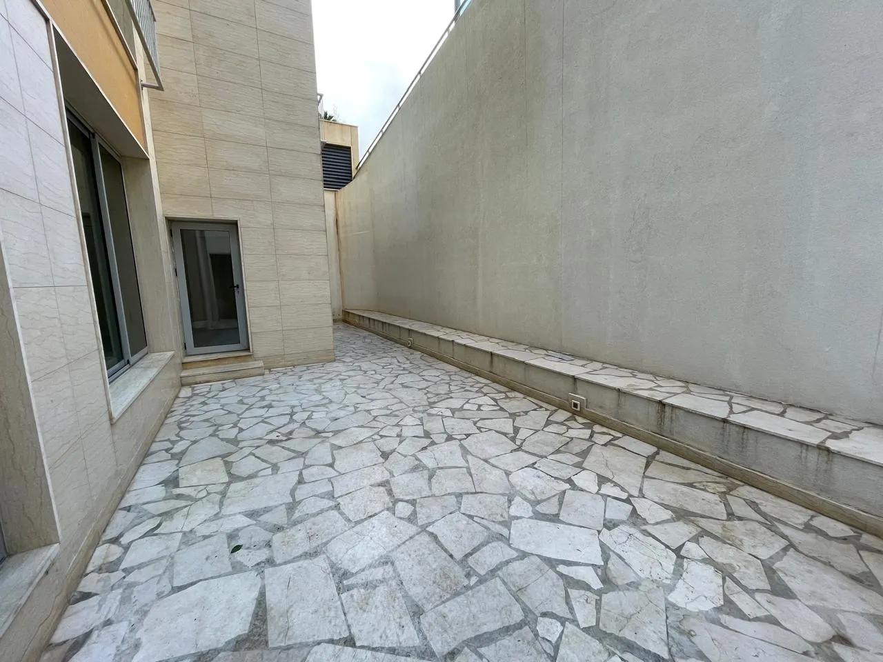 Unfurnished Apartment With Terrace For Rent in Fiyadiye, Baabda — الصورة 5