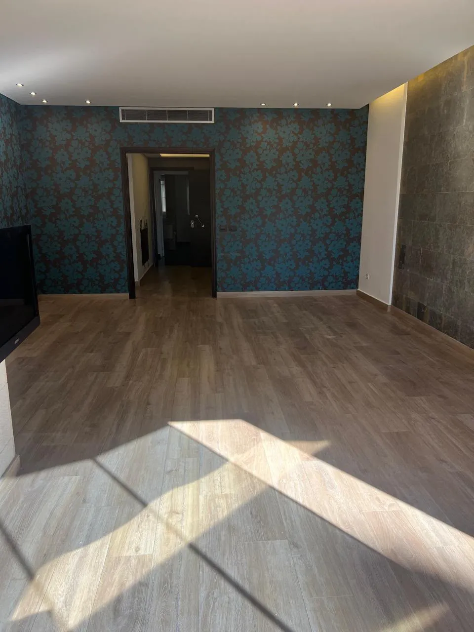 Semi-Furnished & Decorated For Rent in Dekweneh — الصورة 3