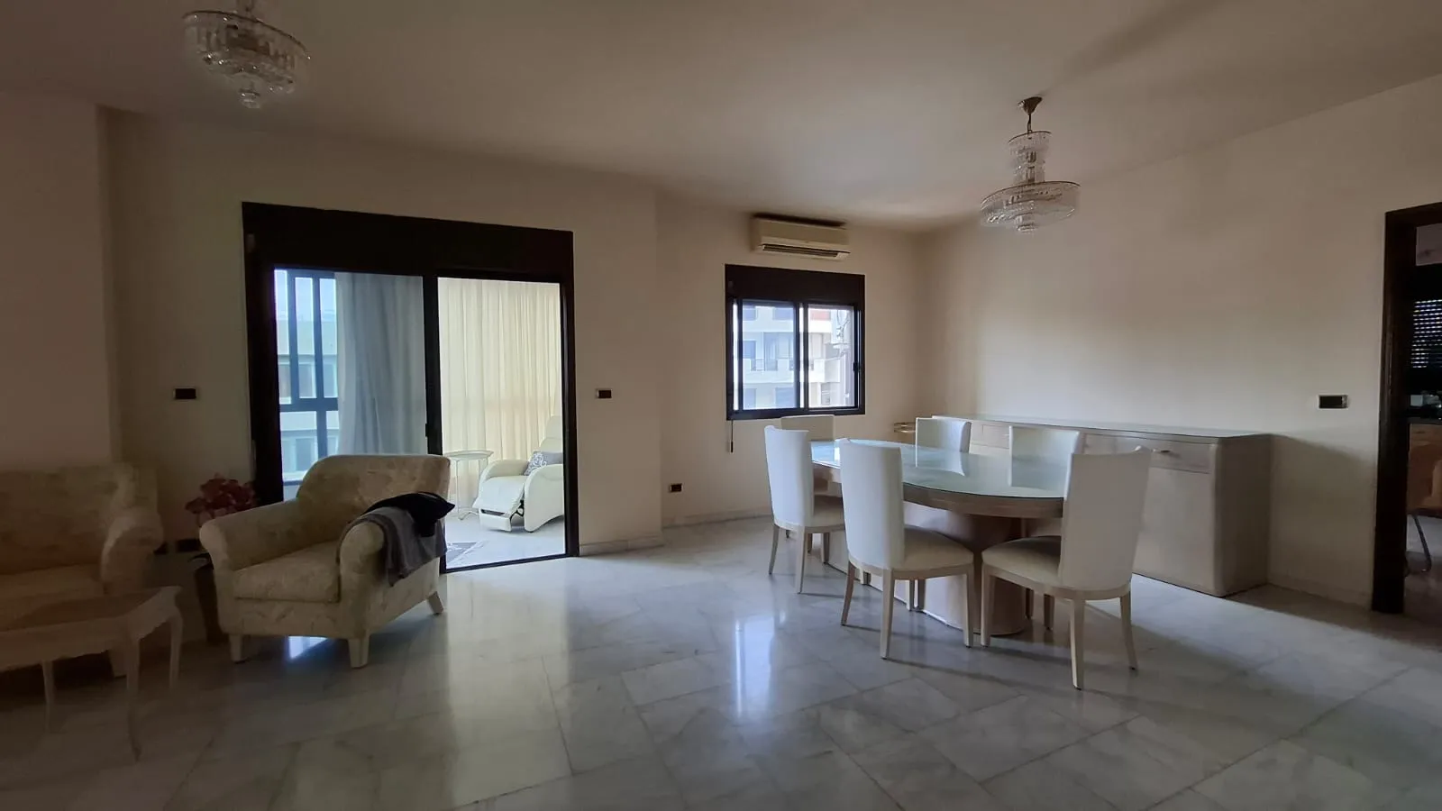Spacious Dual-Purpose Apartment & Clinic For Sale in Blat, Jbeil — الصورة 2