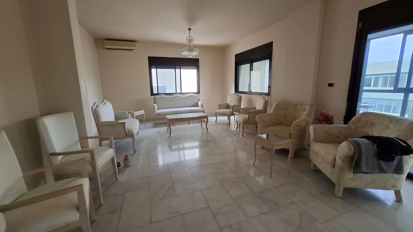 Spacious Dual-Purpose Apartment & Clinic For Sale in Blat, Jbeil — الصورة 3