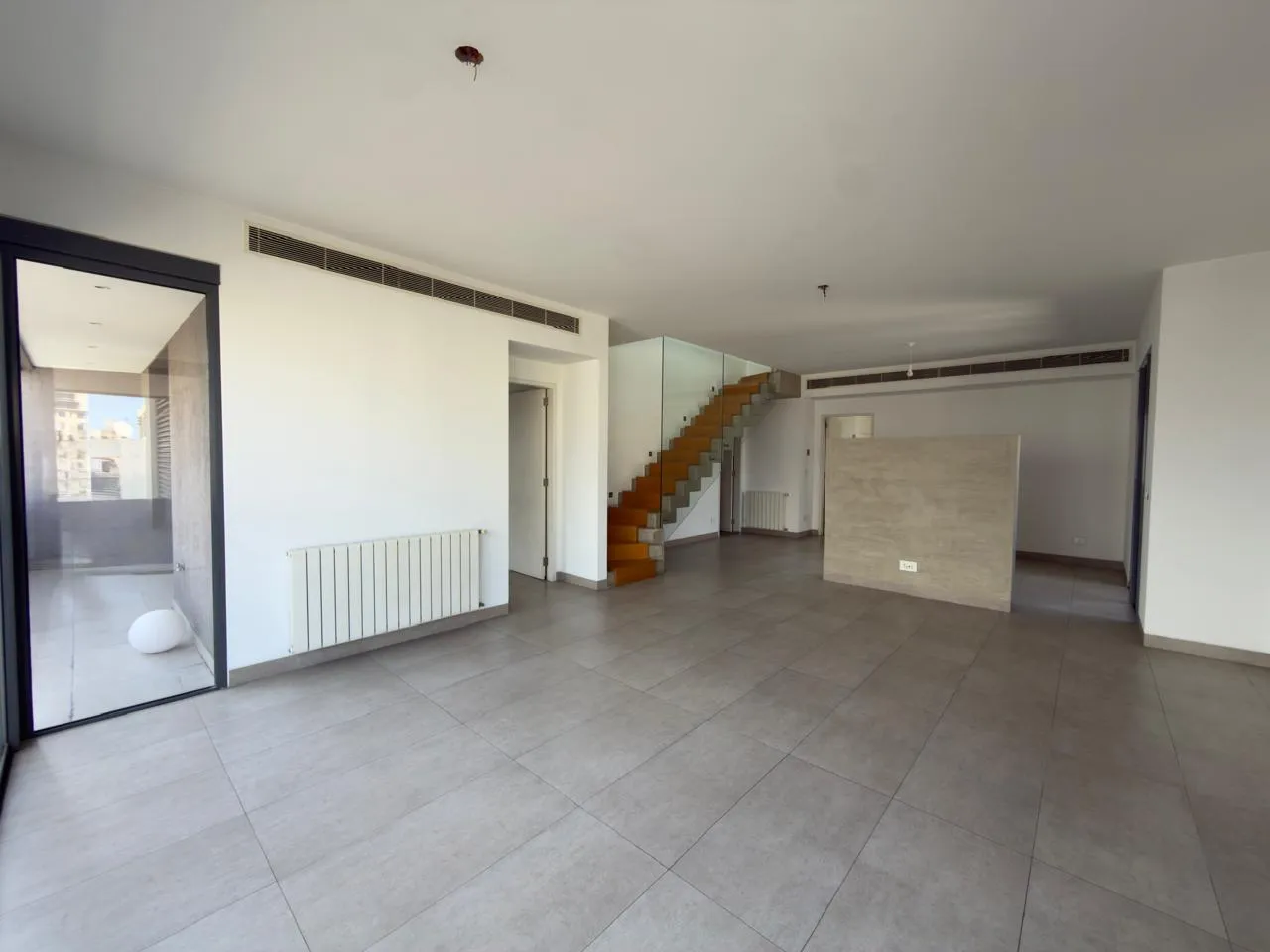 Luxurious Stunning Duplex For Sale in Achrafieh, Sassine — الصورة 2
