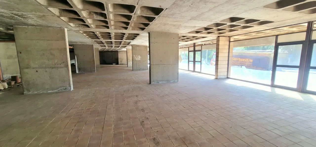 A 1,092 SQM Showroom For Sale in Ajaltoun