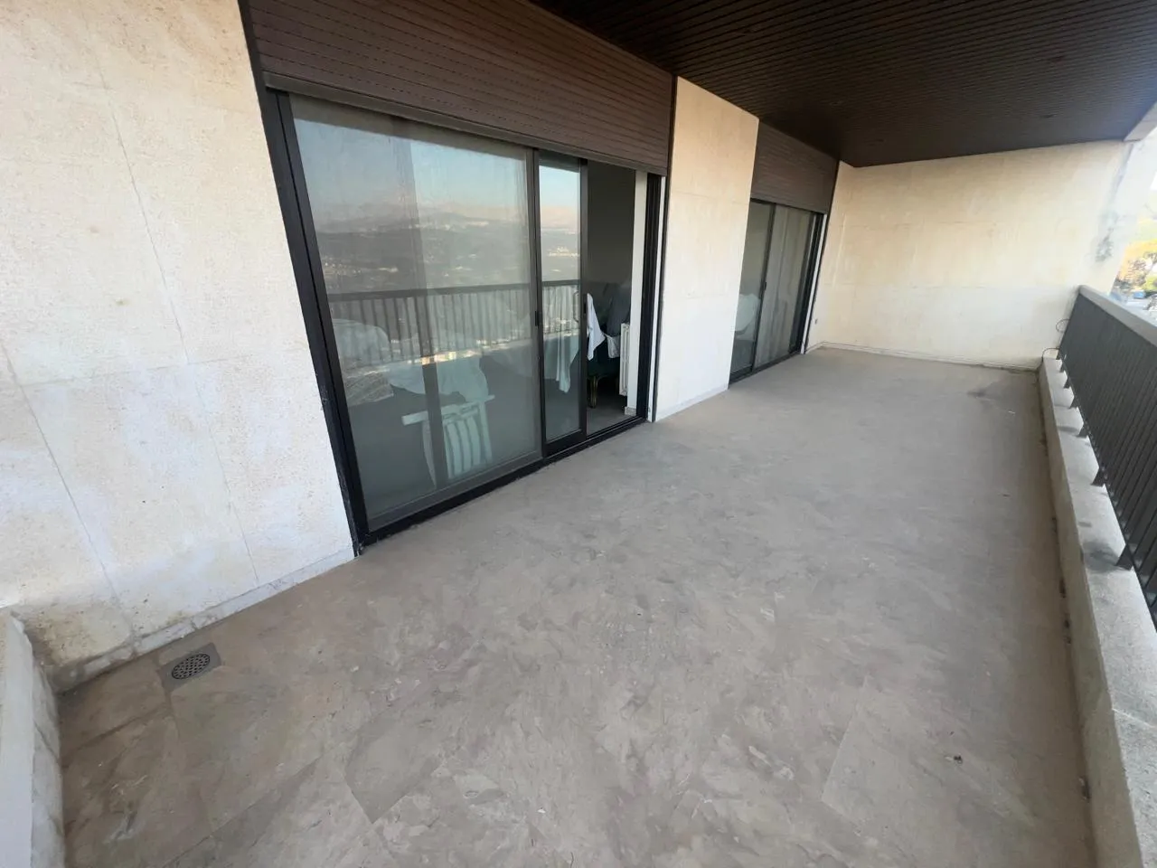 Unfurnished Apartment with Unblockable View For Sale in Baabdat — الصورة 2