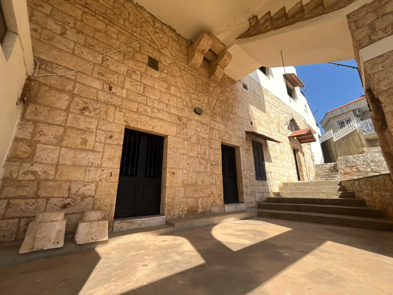 Traditional Stone House with Land For Sale in Koura — الصورة 4