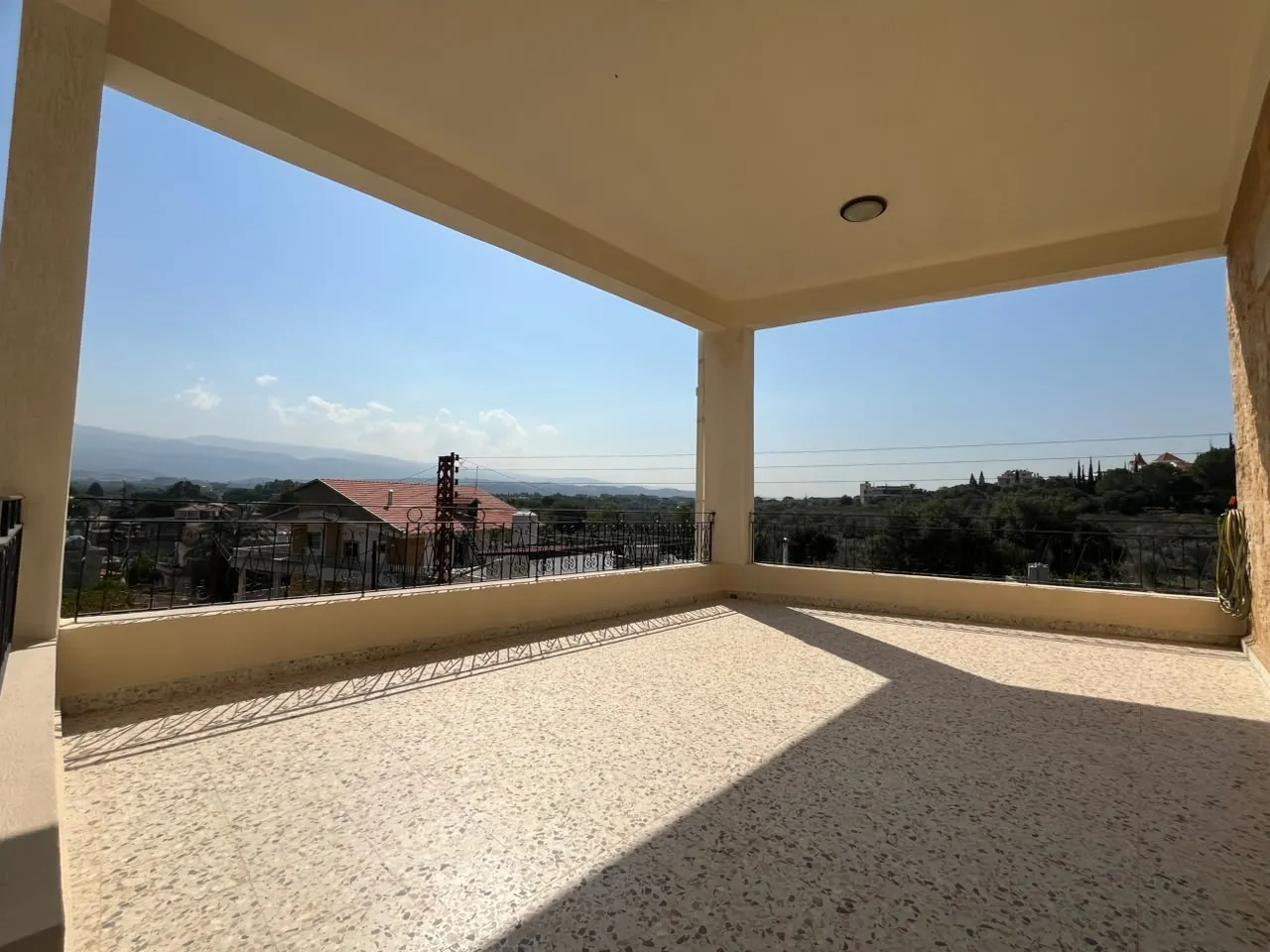 Traditional Stone House with Land For Sale in Koura — الصورة 7