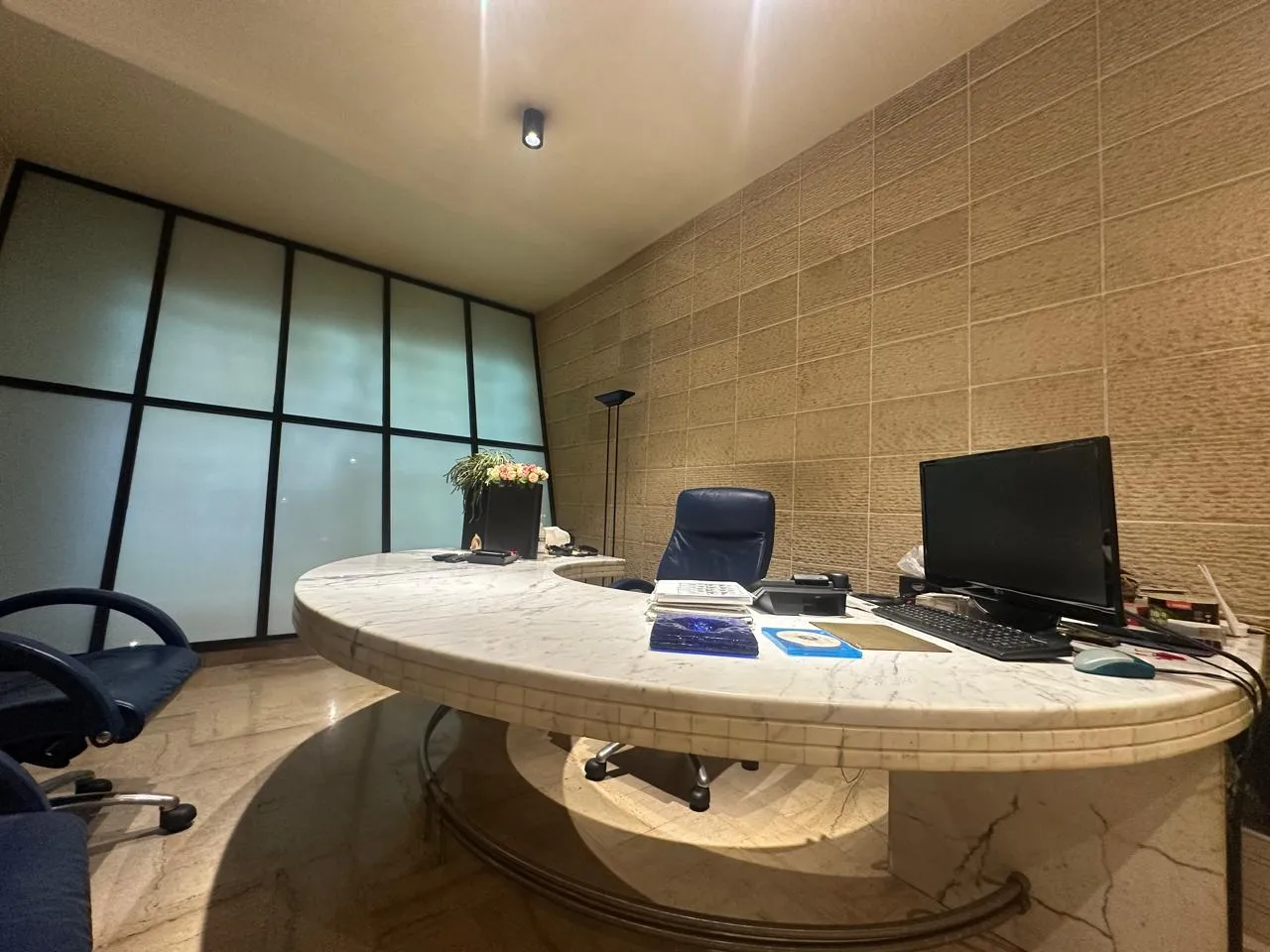 300 SQM Decorated Office For Rent in Horch Tabet — الصورة 2