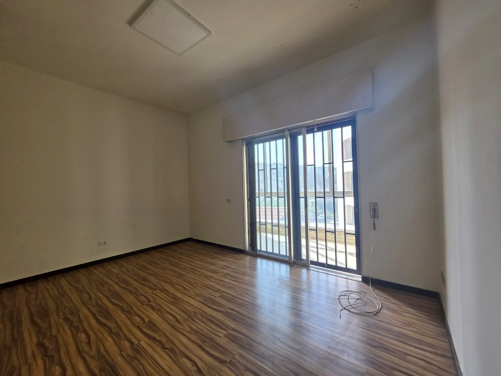 Spacious Office For Rent in A Prime Location Hazmieh — الصورة 2